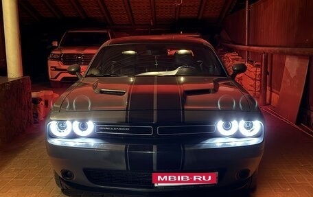 Dodge Challenger III рестайлинг 2, 2018 год, 3 400 000 рублей, 4 фотография