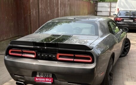 Dodge Challenger III рестайлинг 2, 2018 год, 3 400 000 рублей, 2 фотография