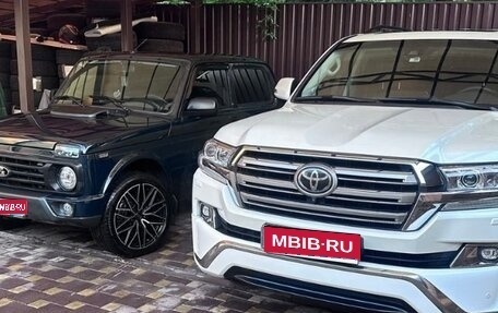 Toyota Land Cruiser 200, 2017 год, 7 300 000 рублей, 1 фотография