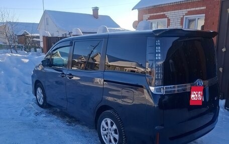 Toyota Voxy III, 2014 год, 1 400 000 рублей, 2 фотография