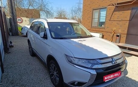 Mitsubishi Outlander III рестайлинг 3, 2017 год, 2 400 000 рублей, 2 фотография