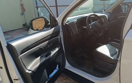 Mitsubishi Outlander III рестайлинг 3, 2017 год, 2 400 000 рублей, 7 фотография