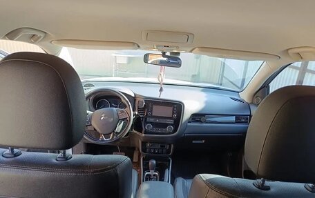 Mitsubishi Outlander III рестайлинг 3, 2017 год, 2 400 000 рублей, 14 фотография