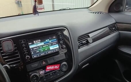 Mitsubishi Outlander III рестайлинг 3, 2017 год, 2 400 000 рублей, 10 фотография