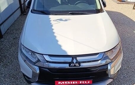 Mitsubishi Outlander III рестайлинг 3, 2017 год, 2 400 000 рублей, 9 фотография