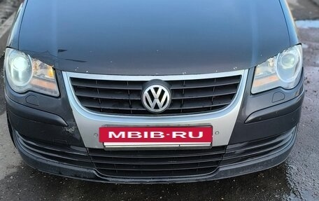 Volkswagen Touran III, 2010 год, 850 000 рублей, 2 фотография
