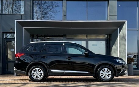 Mitsubishi Outlander III рестайлинг 3, 2017 год, 1 990 000 рублей, 4 фотография