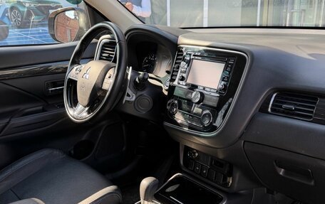 Mitsubishi Outlander III рестайлинг 3, 2017 год, 1 990 000 рублей, 26 фотография