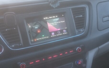 KIA Carnival III, 2018 год, 2 600 000 рублей, 5 фотография