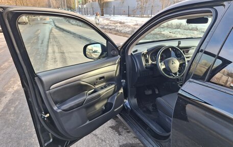 Mitsubishi Outlander III рестайлинг 3, 2017 год, 2 300 000 рублей, 8 фотография