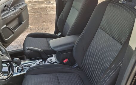 Mitsubishi Outlander III рестайлинг 3, 2017 год, 2 300 000 рублей, 11 фотография