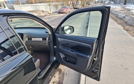 Mitsubishi Outlander III рестайлинг 3, 2017 год, 2 300 000 рублей, 7 фотография