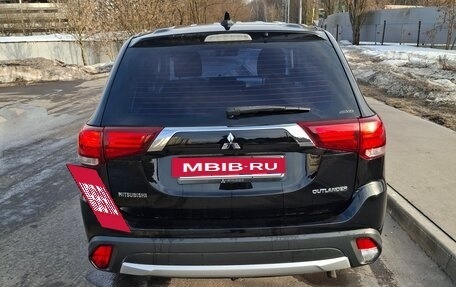 Mitsubishi Outlander III рестайлинг 3, 2017 год, 2 300 000 рублей, 4 фотография