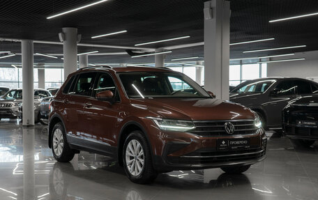 Volkswagen Tiguan II, 2021 год, 2 790 000 рублей, 2 фотография