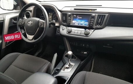 Toyota RAV4, 2017 год, 2 395 000 рублей, 2 фотография