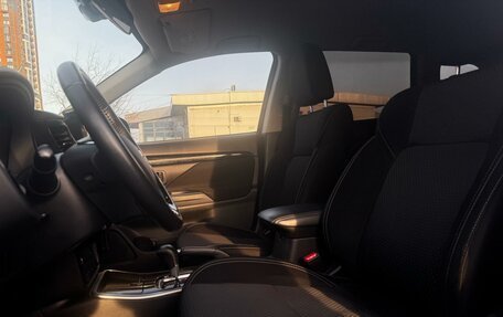 Mitsubishi Outlander III рестайлинг 3, 2019 год, 2 299 000 рублей, 8 фотография