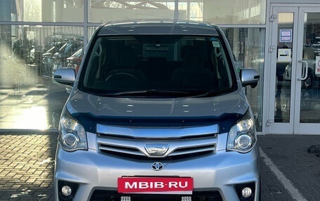Toyota Noah III, 2010 год, 999 000 рублей, 3 фотография