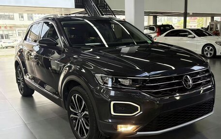 Volkswagen T-Roc I, 2022 год, 1 800 000 рублей, 1 фотография