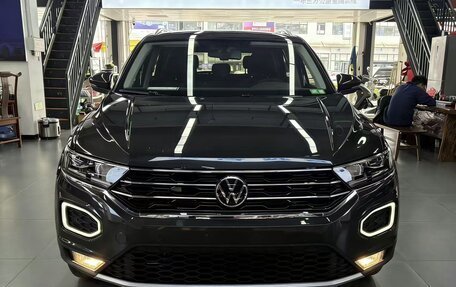 Volkswagen T-Roc I, 2022 год, 1 800 000 рублей, 2 фотография