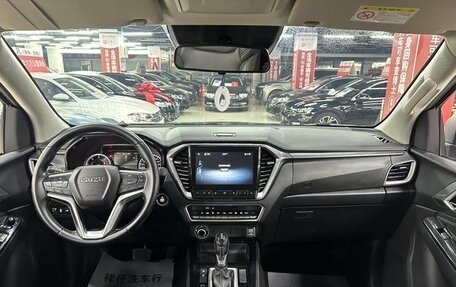 Isuzu D-Max, 2022 год, 3 995 000 рублей, 28 фотография