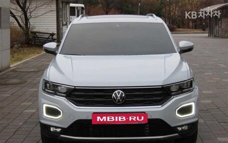 Volkswagen T-Roc I, 2022 год, 1 627 000 рублей, 2 фотография