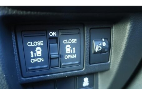 Honda Stepwgn, 2022 год, 2 500 000 рублей, 24 фотография