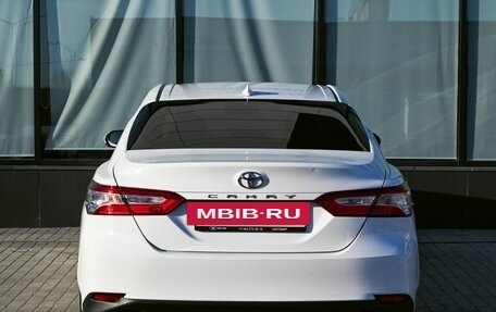 Toyota Camry, 2020 год, 2 400 000 рублей, 4 фотография