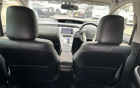 Toyota Prius, 2015 год, 1 340 000 рублей, 18 фотография