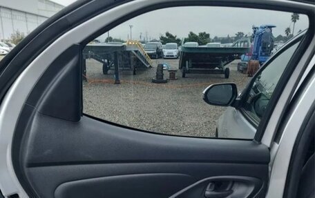 Toyota Yaris, 2020 год, 1 100 000 рублей, 13 фотография