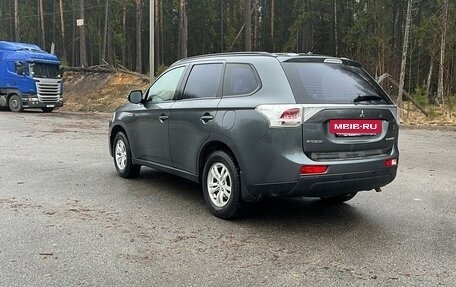 Mitsubishi Outlander III рестайлинг 3, 2014 год, 1 590 000 рублей, 10 фотография