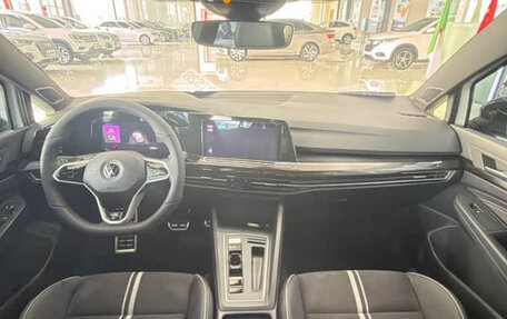 Volkswagen Golf VIII, 2023 год, 2 040 000 рублей, 15 фотография