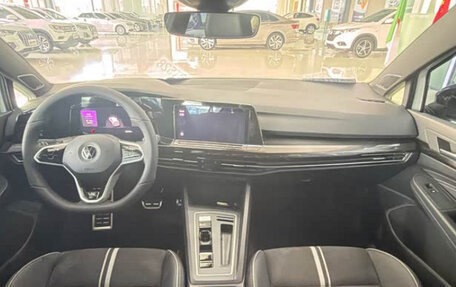 Volkswagen Golf VIII, 2023 год, 2 040 000 рублей, 14 фотография