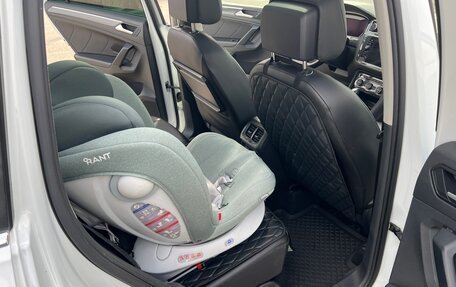 Volkswagen Tiguan II, 2018 год, 2 700 000 рублей, 19 фотография