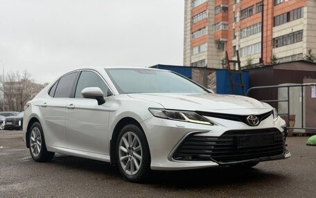 Toyota Camry, 2021 год, 3 300 000 рублей, 2 фотография