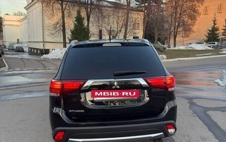 Mitsubishi Outlander III рестайлинг 3, 2016 год, 1 850 000 рублей, 6 фотография