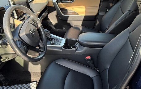 Toyota RAV4, 2023 год, 3 950 000 рублей, 10 фотография