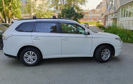 Mitsubishi Outlander III рестайлинг 3, 2014 год, 1 395 000 рублей, 1 фотография