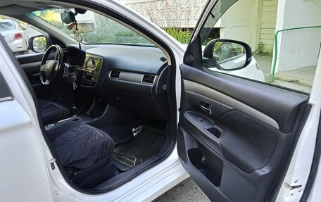 Mitsubishi Outlander III рестайлинг 3, 2014 год, 1 395 000 рублей, 6 фотография