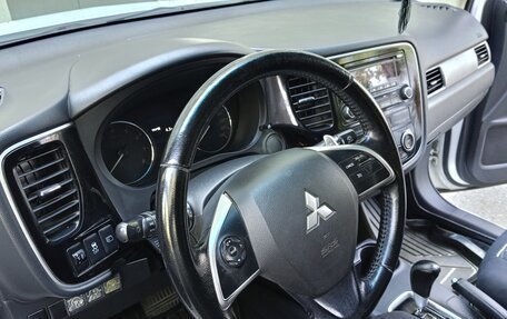 Mitsubishi Outlander III рестайлинг 3, 2014 год, 1 395 000 рублей, 9 фотография