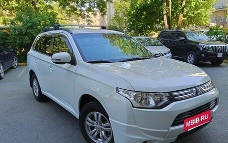 Mitsubishi Outlander III рестайлинг 3, 2014 год, 1 395 000 рублей, 4 фотография