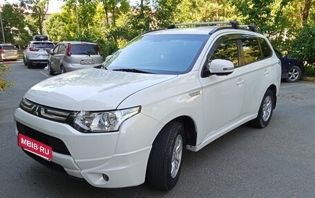 Mitsubishi Outlander III рестайлинг 3, 2014 год, 1 395 000 рублей, 10 фотография
