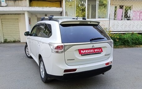 Mitsubishi Outlander III рестайлинг 3, 2014 год, 1 395 000 рублей, 12 фотография