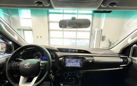 Toyota Hilux VIII, 2018 год, 2 800 000 рублей, 10 фотография