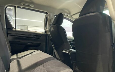 Toyota Hilux VIII, 2018 год, 2 800 000 рублей, 11 фотография