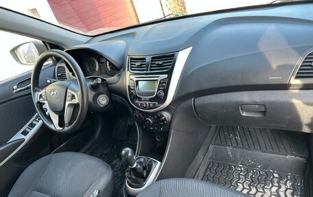 Hyundai Solaris II рестайлинг, 2011 год, 580 000 рублей, 6 фотография