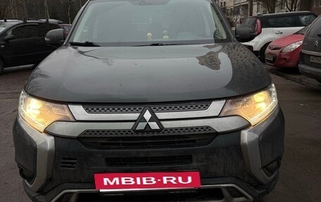 Mitsubishi Outlander III рестайлинг 3, 2019 год, 2 700 000 рублей, 3 фотография