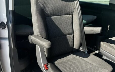 Volkswagen Multivan T6 рестайлинг, 2018 год, 4 900 000 рублей, 15 фотография