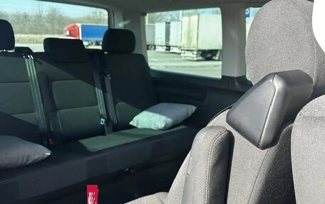 Volkswagen Multivan T6 рестайлинг, 2018 год, 4 900 000 рублей, 14 фотография