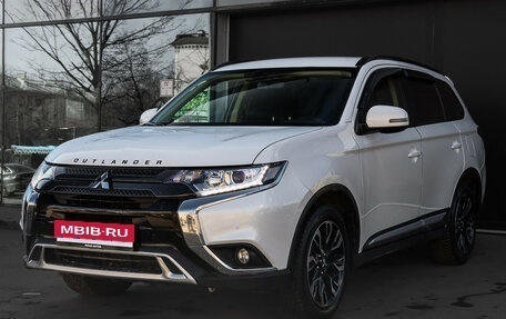 Mitsubishi Outlander III рестайлинг 3, 2022 год, 2 650 000 рублей, 1 фотография