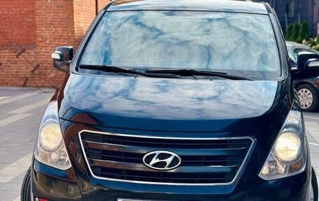 Hyundai H-1 II рестайлинг, 2016 год, 2 470 000 рублей, 2 фотография